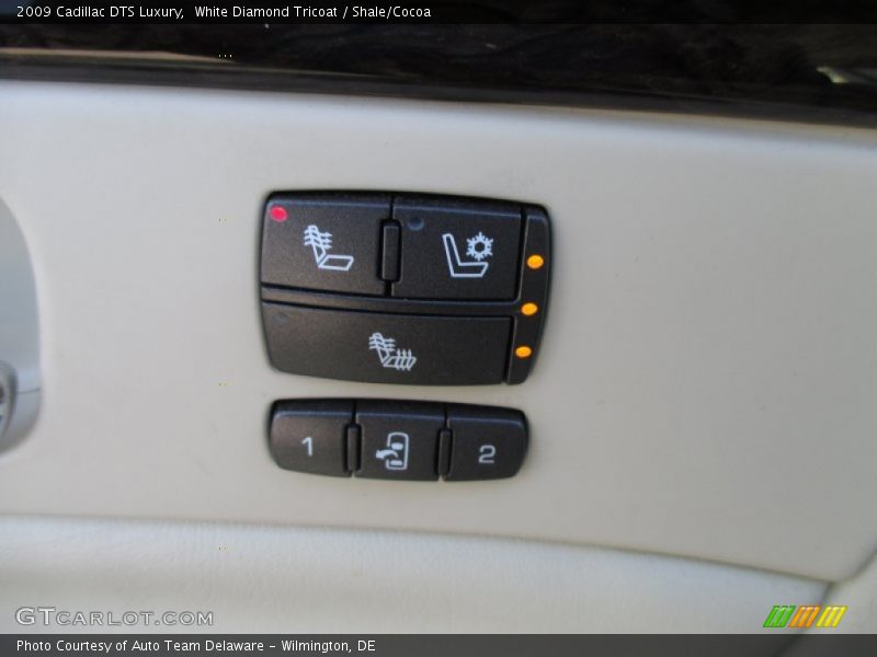 White Diamond Tricoat / Shale/Cocoa 2009 Cadillac DTS Luxury