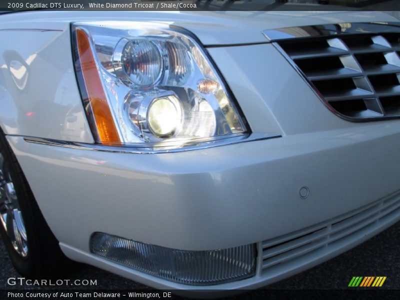 White Diamond Tricoat / Shale/Cocoa 2009 Cadillac DTS Luxury