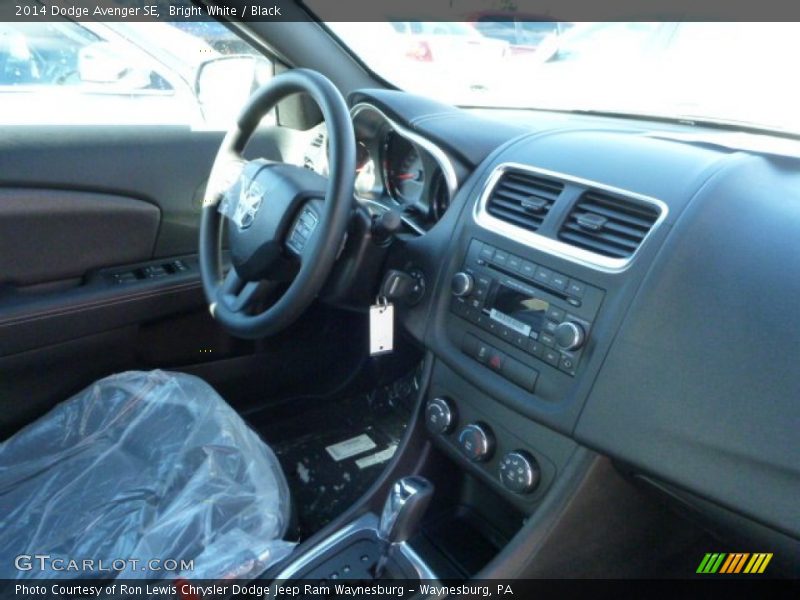 Bright White / Black 2014 Dodge Avenger SE