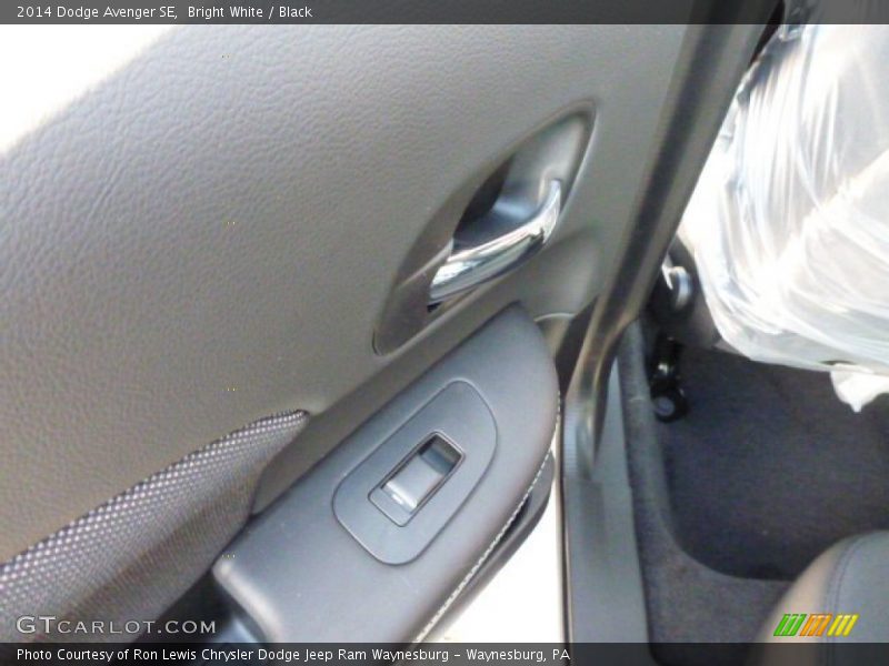 Bright White / Black 2014 Dodge Avenger SE
