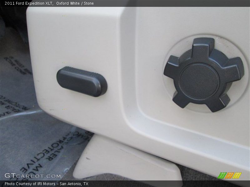 Oxford White / Stone 2011 Ford Expedition XLT