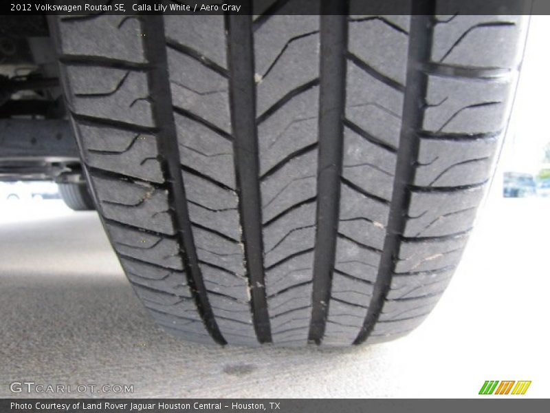 Calla Lily White / Aero Gray 2012 Volkswagen Routan SE