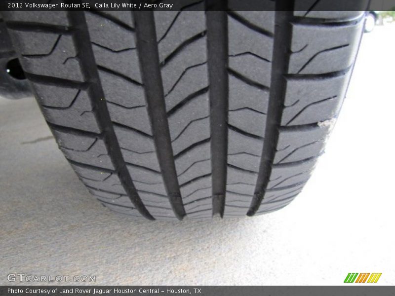 Calla Lily White / Aero Gray 2012 Volkswagen Routan SE