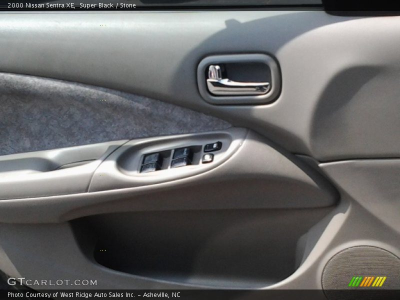 Super Black / Stone 2000 Nissan Sentra XE