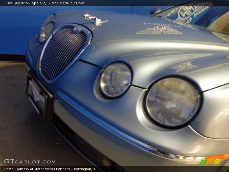 Zircon Metallic / Dove 2005 Jaguar S-Type 4.2