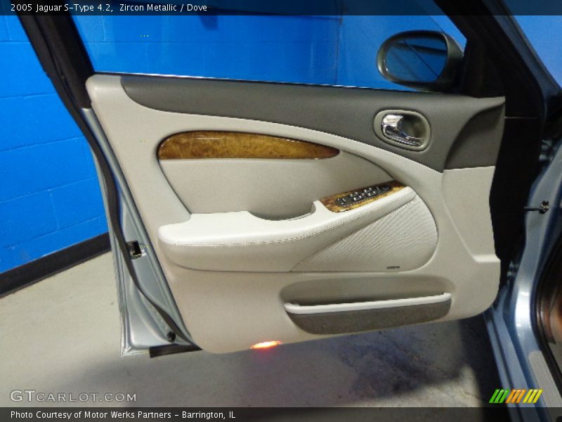 Zircon Metallic / Dove 2005 Jaguar S-Type 4.2