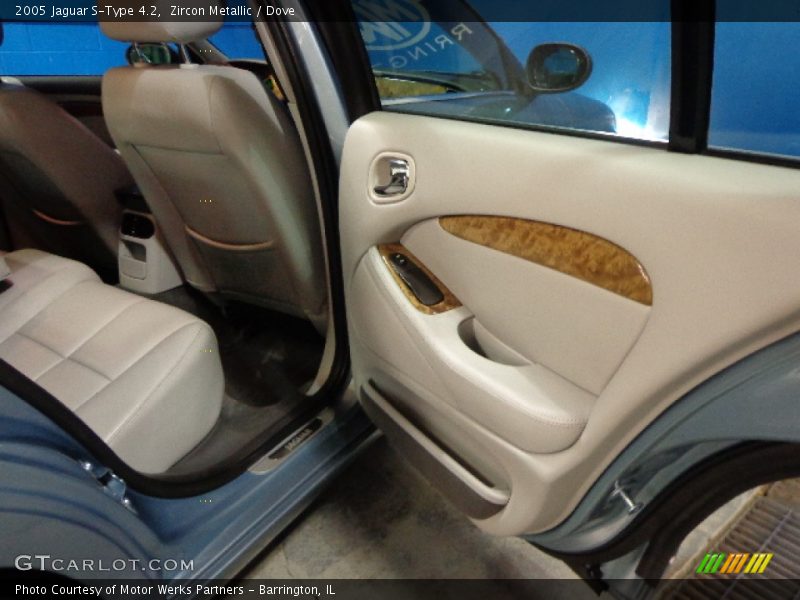 Zircon Metallic / Dove 2005 Jaguar S-Type 4.2