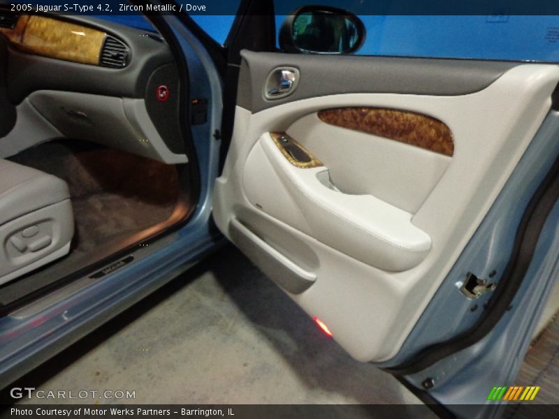 Zircon Metallic / Dove 2005 Jaguar S-Type 4.2