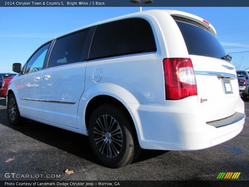 Bright White / S Black 2014 Chrysler Town & Country S
