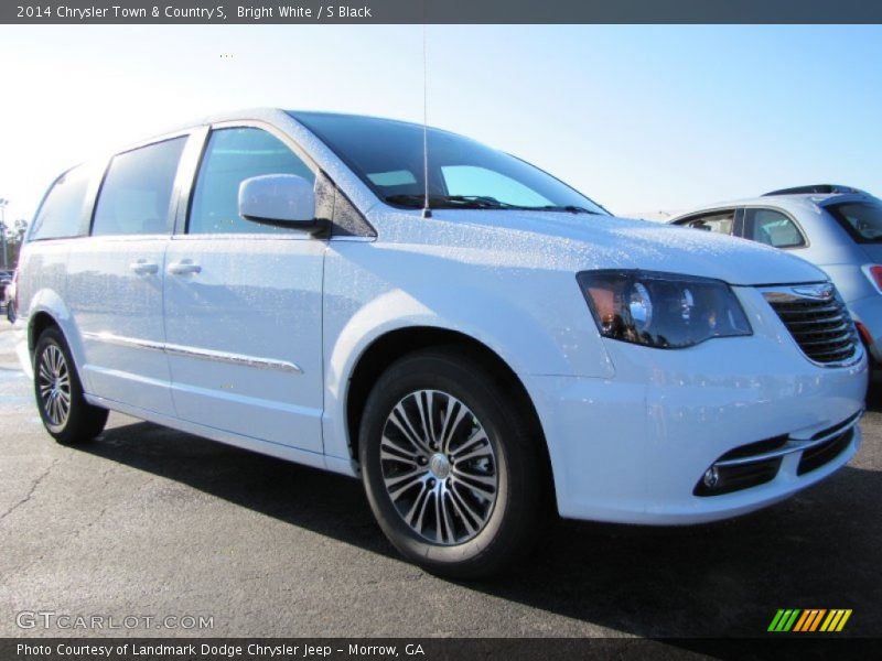 Bright White / S Black 2014 Chrysler Town & Country S