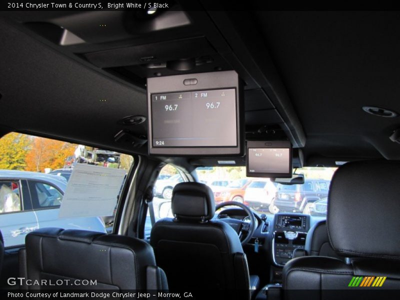 Bright White / S Black 2014 Chrysler Town & Country S