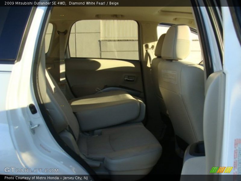 Diamond White Pearl / Beige 2009 Mitsubishi Outlander SE 4WD