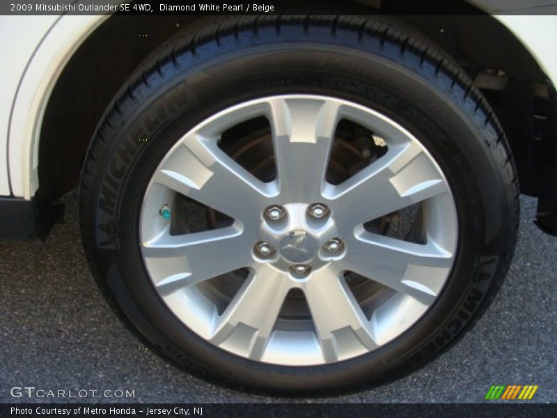 Diamond White Pearl / Beige 2009 Mitsubishi Outlander SE 4WD