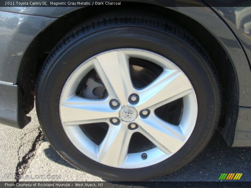 Magnetic Gray Metallic / Dark Charcoal 2011 Toyota Camry SE