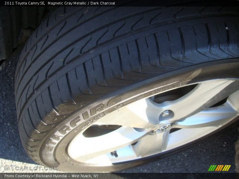 Magnetic Gray Metallic / Dark Charcoal 2011 Toyota Camry SE