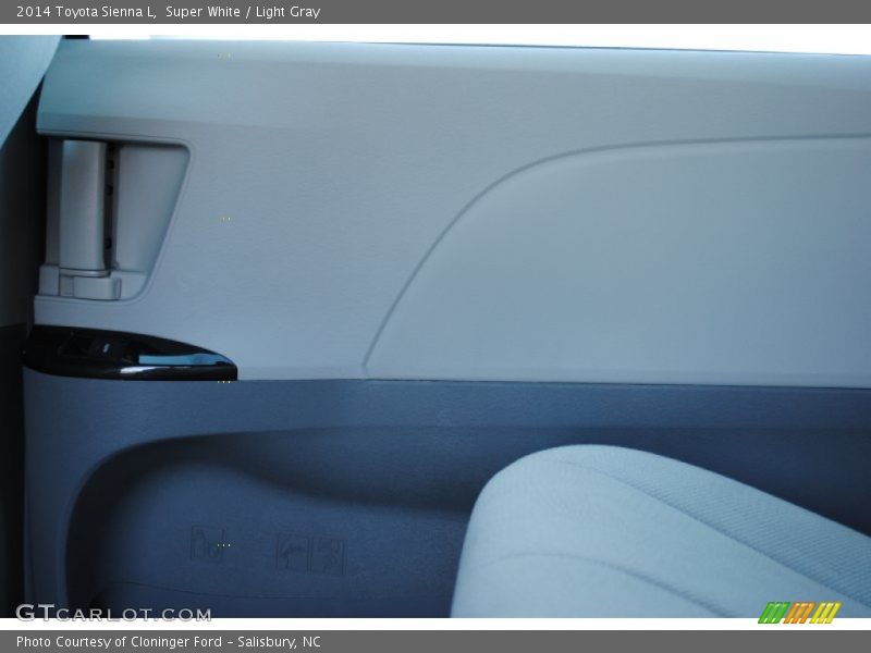 Super White / Light Gray 2014 Toyota Sienna L