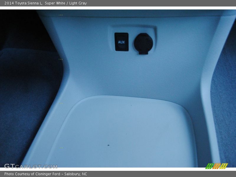 Super White / Light Gray 2014 Toyota Sienna L