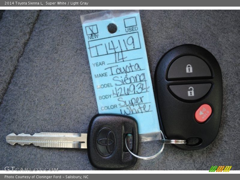 Super White / Light Gray 2014 Toyota Sienna L