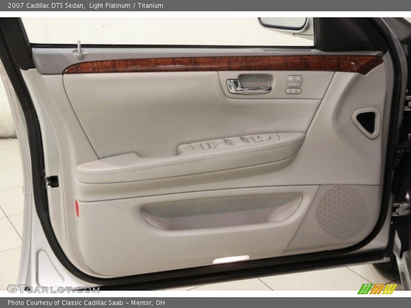 Light Platinum / Titanium 2007 Cadillac DTS Sedan