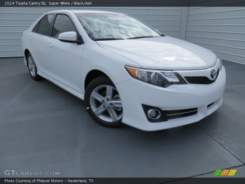 Super White / Black/Ash 2014 Toyota Camry SE
