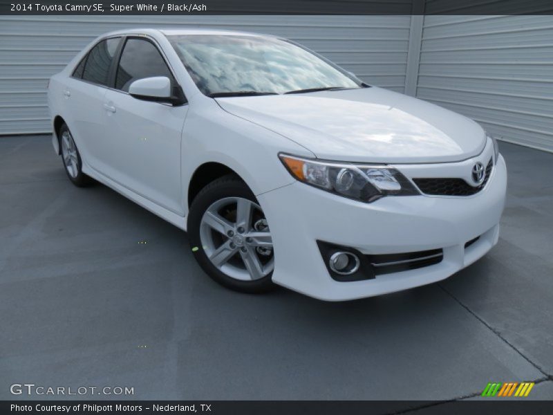 Super White / Black/Ash 2014 Toyota Camry SE