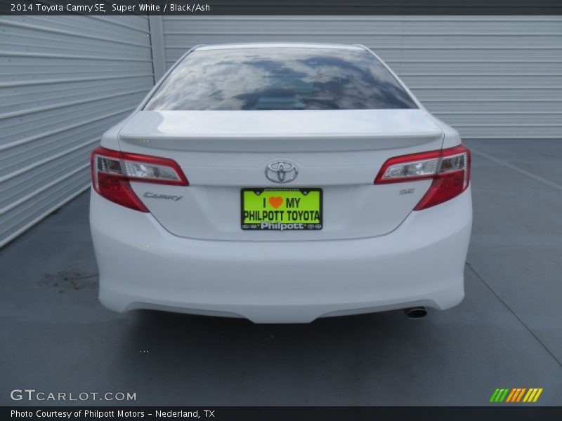Super White / Black/Ash 2014 Toyota Camry SE