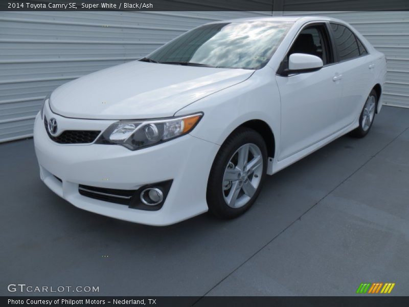 Super White / Black/Ash 2014 Toyota Camry SE