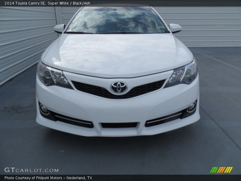Super White / Black/Ash 2014 Toyota Camry SE