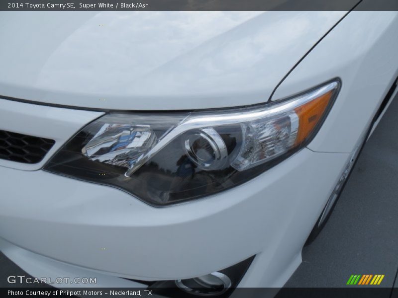 Super White / Black/Ash 2014 Toyota Camry SE