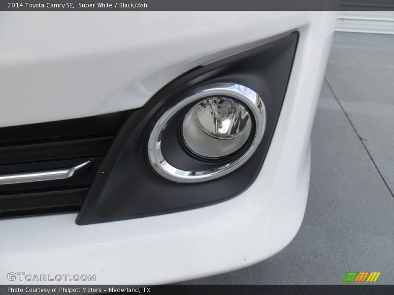 Super White / Black/Ash 2014 Toyota Camry SE