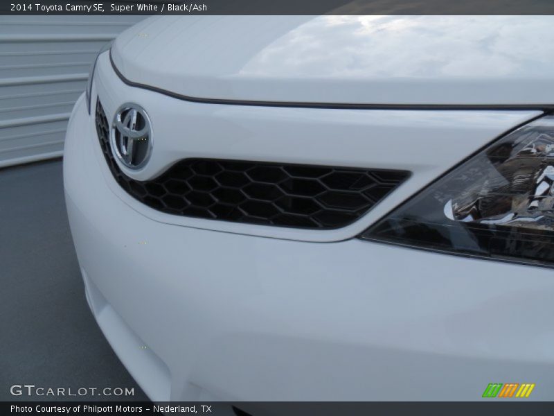 Super White / Black/Ash 2014 Toyota Camry SE