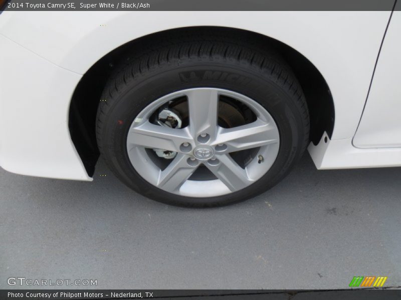 Super White / Black/Ash 2014 Toyota Camry SE