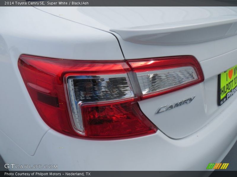 Super White / Black/Ash 2014 Toyota Camry SE