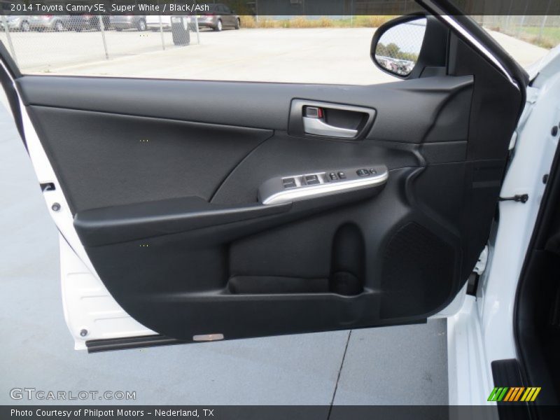 Super White / Black/Ash 2014 Toyota Camry SE