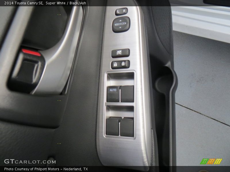 Super White / Black/Ash 2014 Toyota Camry SE