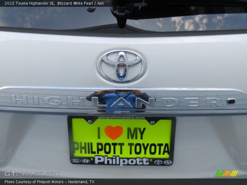 Blizzard White Pearl / Ash 2013 Toyota Highlander SE