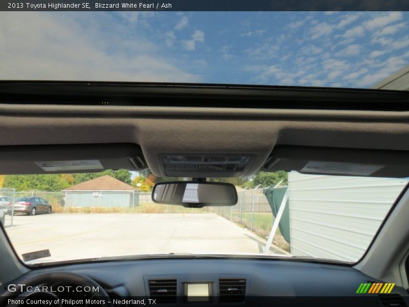 Blizzard White Pearl / Ash 2013 Toyota Highlander SE