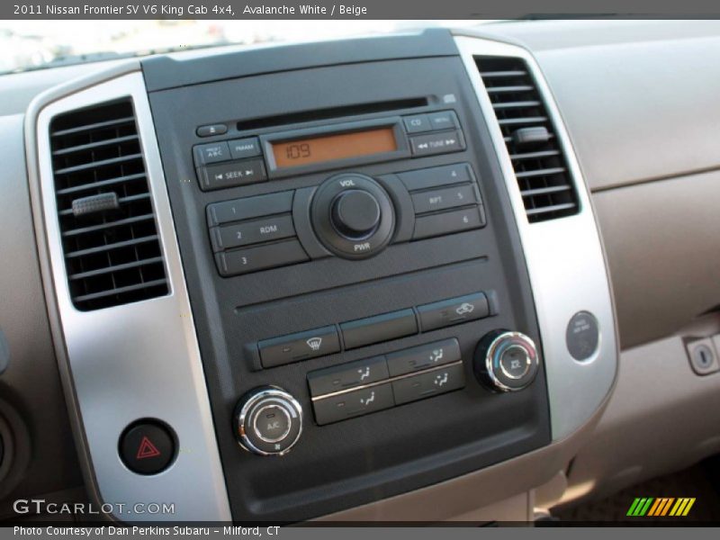Avalanche White / Beige 2011 Nissan Frontier SV V6 King Cab 4x4