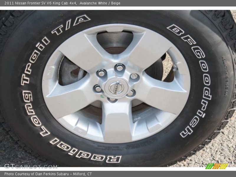 Avalanche White / Beige 2011 Nissan Frontier SV V6 King Cab 4x4
