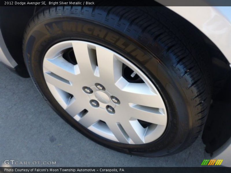 Bright Silver Metallic / Black 2012 Dodge Avenger SE