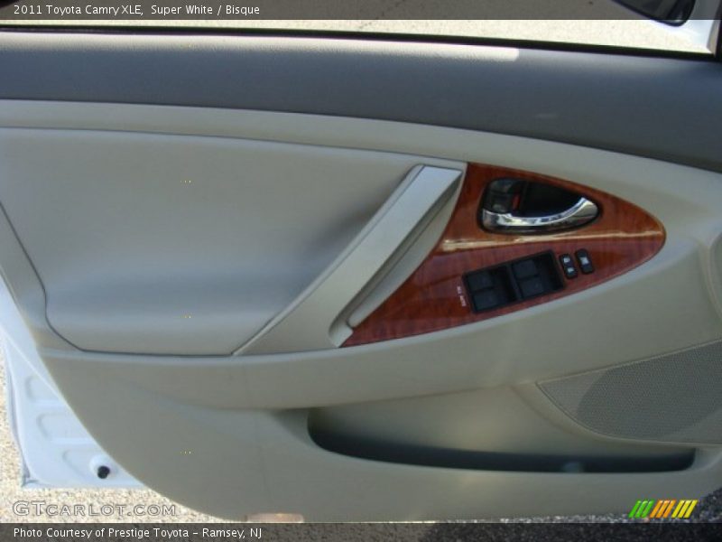 Super White / Bisque 2011 Toyota Camry XLE