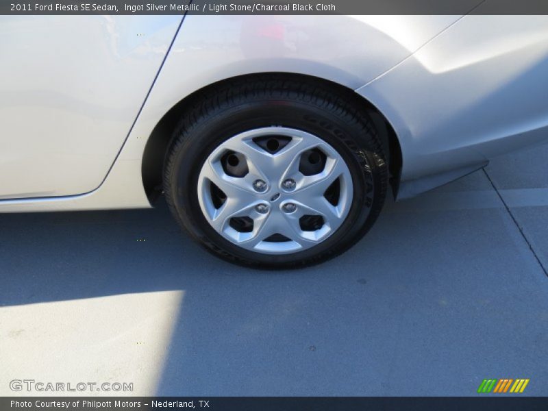 Ingot Silver Metallic / Light Stone/Charcoal Black Cloth 2011 Ford Fiesta SE Sedan