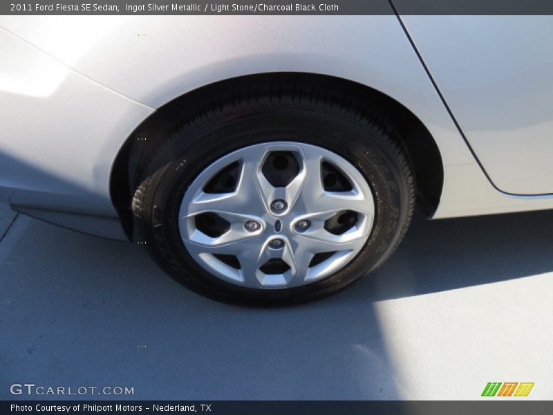 Ingot Silver Metallic / Light Stone/Charcoal Black Cloth 2011 Ford Fiesta SE Sedan