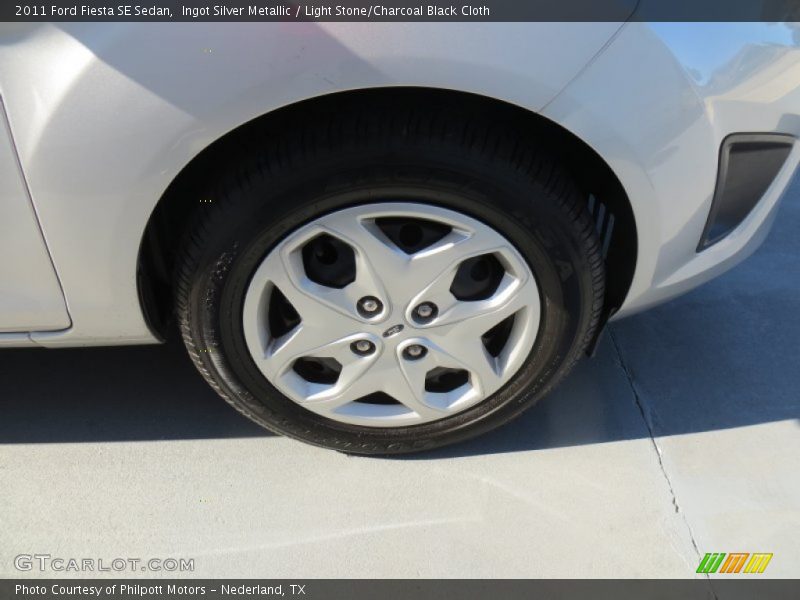 Ingot Silver Metallic / Light Stone/Charcoal Black Cloth 2011 Ford Fiesta SE Sedan