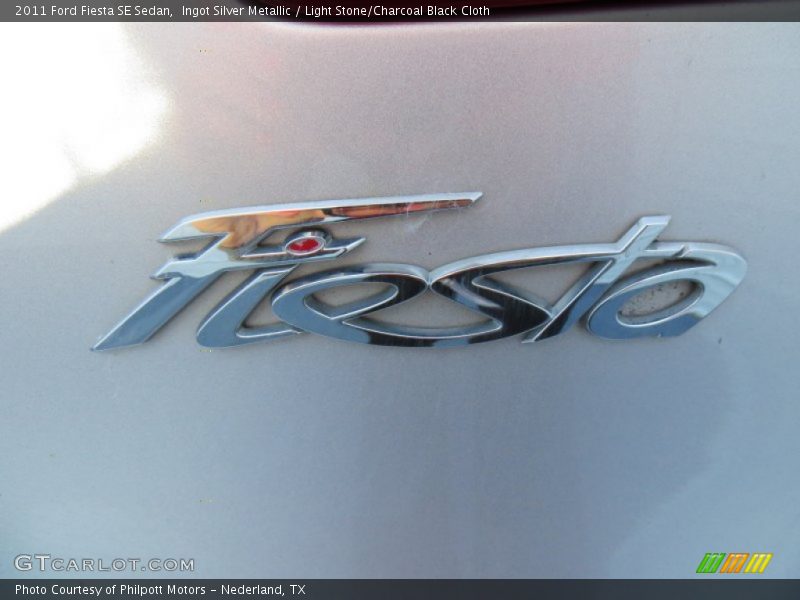 Ingot Silver Metallic / Light Stone/Charcoal Black Cloth 2011 Ford Fiesta SE Sedan