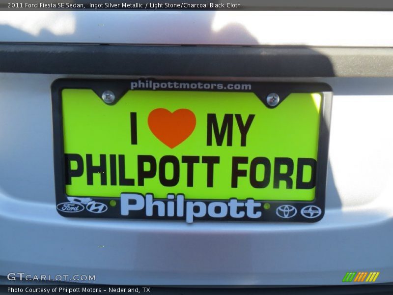 Ingot Silver Metallic / Light Stone/Charcoal Black Cloth 2011 Ford Fiesta SE Sedan