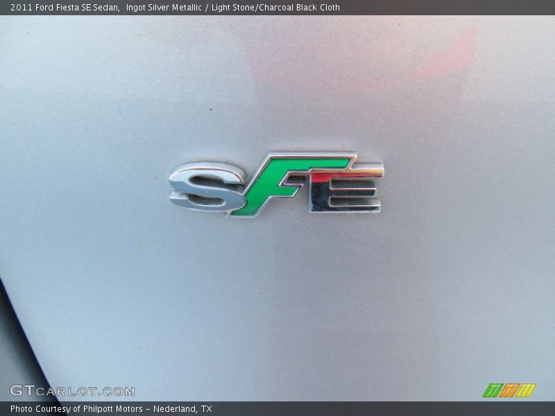 Ingot Silver Metallic / Light Stone/Charcoal Black Cloth 2011 Ford Fiesta SE Sedan