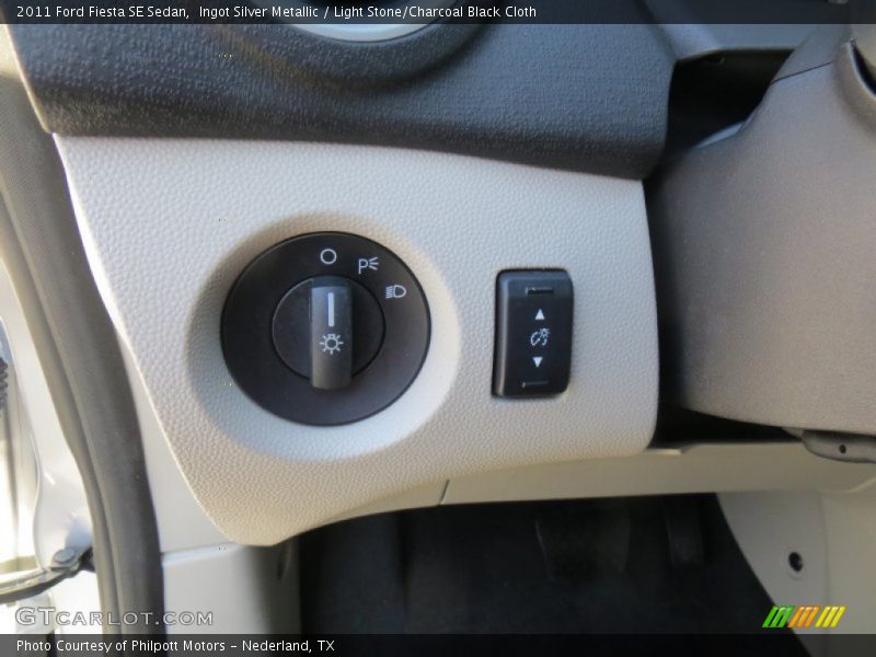 Ingot Silver Metallic / Light Stone/Charcoal Black Cloth 2011 Ford Fiesta SE Sedan