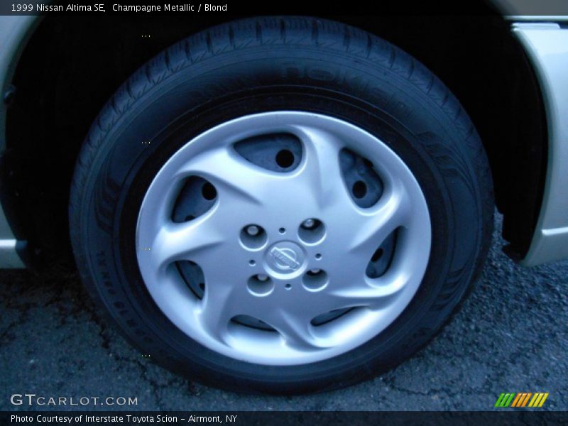 Champagne Metallic / Blond 1999 Nissan Altima SE