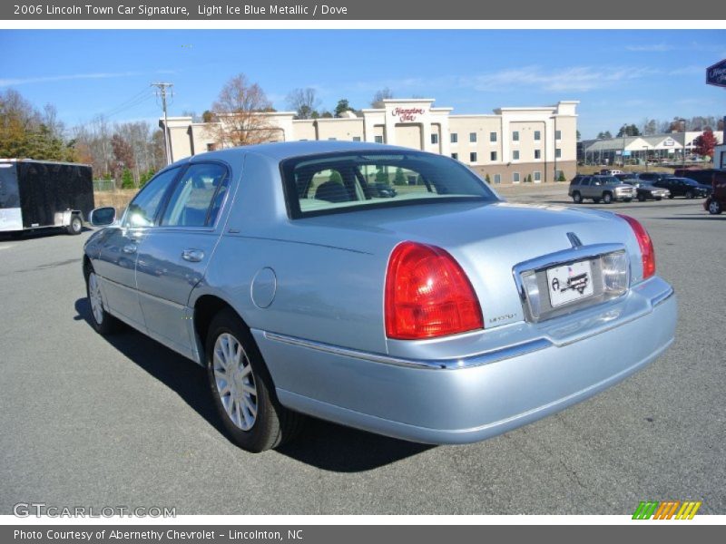 Light Ice Blue Metallic / Dove 2006 Lincoln Town Car Signature